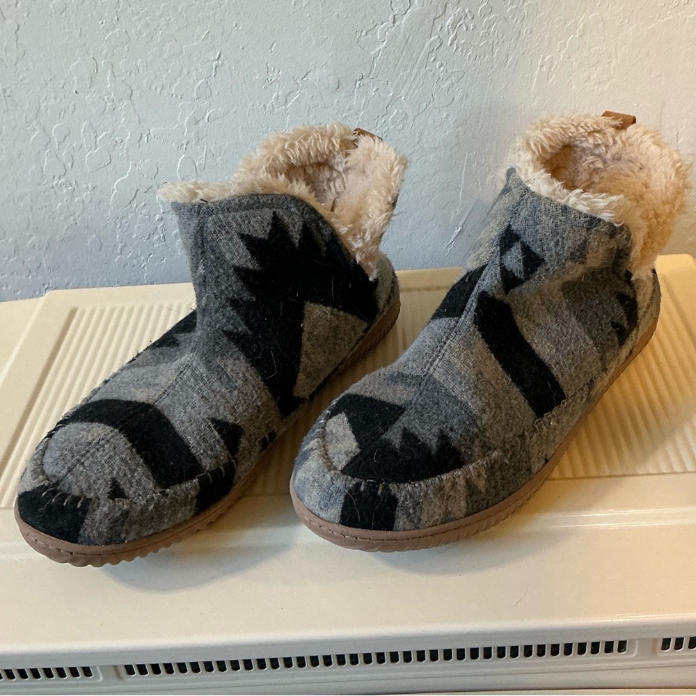 Dearfoams women’s Gray Patterned Slippers size 11
